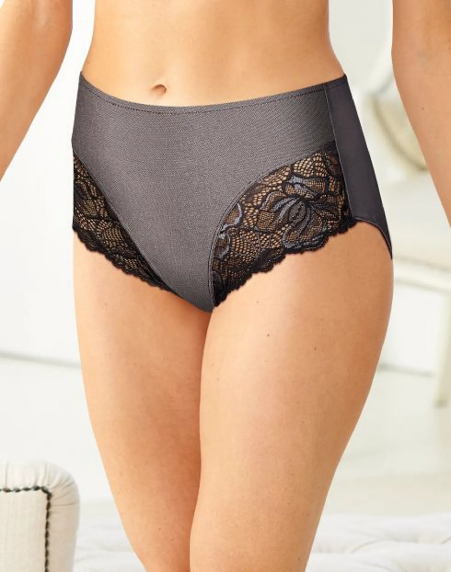 Bali® Lace Desire™ Women`s Beautiful Lace Brief